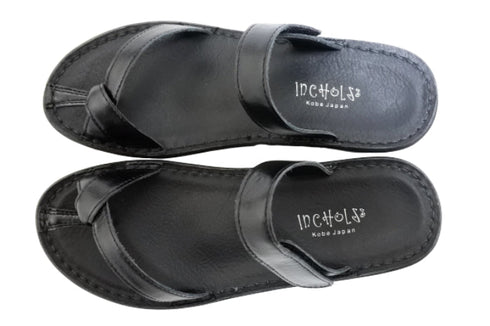 【インコルジェ8825 ブラック】甲ストラップで、足元をしっかり安定させるトングサンダル